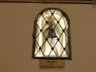 Qui, custodito in una teca presente al lato destro dell�abside, si trova infatti un campanello in metallo. Secondo la leggenda fu suonato proprio dal santo per convocare i fedeli per la messa